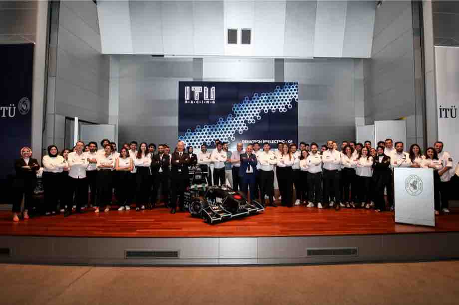 ITU Racing ekibi, yeni arac,la toplu fotograf cektirdi
